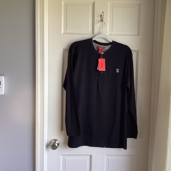 IZOD NWT Men’s Black Long Sleeved Tee.  Size M - Picture 2 of 6